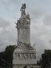 Le Monumento de los españoles, au croisement avec l'Avenida del Libertador.