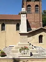 L'église et le monument aux morts.