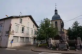 Chapelle Notre-Dame-de-Grâce, monument aux morts de 1870, statue d'Arnould à l'angle de la maison.