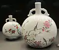 Flacons lune, doucai et fencai, avec des couples d'oiseaux sur des branches fleuries. Jingdezhen. Qing, Période Yongzheng 1723-35. H du plus grand 29,3 cm. Sir Percival David Collection, British Museum