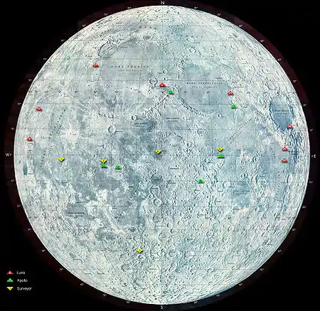 Image bleutée de la Lune, des points rouges, jaune et verts indiquant les lieux d'atterrissage.