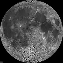 Photo de la face visible de la Lune totalement éclairée.