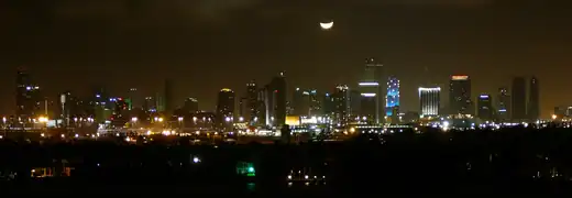 Vue panoramique de la ville, la nuit.