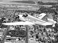 Gladys Davis pilotant un Mooney M-18 Mite au-dessus de Concord en Californie, en juin 1950. Elle a été cinquième du Powder Puff Derby entre la Californie et la Caroline du Sud.