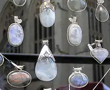 Des cabochons de pierre de lune en vente dans une bijouterie de Bath (Angleterre).