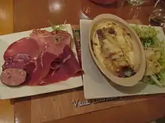 Avec de la charcuterie franc-comtoise.