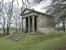 Chapelle expiatoire du Champ-des-Martyrsavec son aménagement paysager