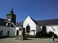 L'église Saint-Gildas et le monument aux morts