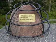 Monument à Aavasaksa, vers le terme nord de la base.