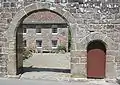 L’entrée en forme d’arche de la ferme Morel, propriété du National Trust for Jersey à Saint-Laurent, portant la date 1666 . Avec Hamptonne et la chaumière du Rât, elle constitue l’un des exemples notables de l’architecture rurale dans la paroisse