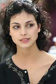 Morena Baccarin interprète Chloe.