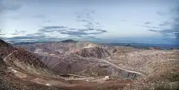 L'un des puits actifs de la mine de Morenci. Les strates horizontales sont les fronts de taille. Les terrils sont de la roche lessivée.