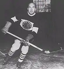 Photographie de Howie Morenz dans la tenue des Black Hawks de Chicago.