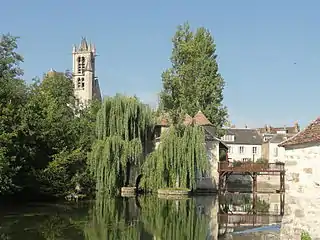 L'église Notre-Dame vue du Loing.