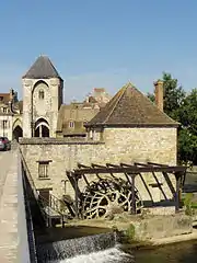 Porte de Bourgogne et moulin Graciot sur le Loing.