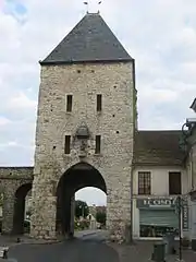 Porte Samois et la borne royale à son coin à droite.