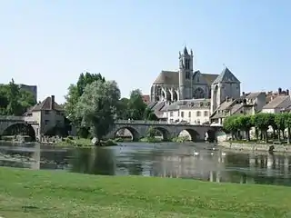 Le Loing, le pont, la Porte de Bourgogne et l'église, vus de l'aval.