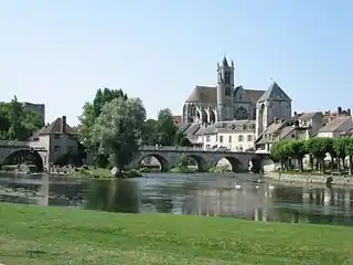 Le Loing à Moret-sur-Loing.