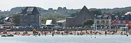 Partie de la plage de Morgat située devant la place d'Ys et l'église, à marée haute (2011)