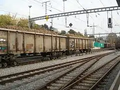 Wagons de betteraves à bogies à écartement normal sur trucks-transporteurs permettant de circuler sur la voie métrique, en gare de Morges.