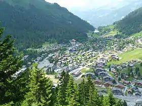 Vue de Morgins et du pas de Morgins au bout du val.