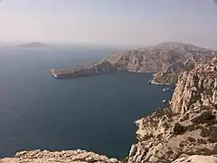 Baie de Morgiou et Sugiton - la grotte Cosquer est située au bout de la presqu'île aplatie du cap Morgiou.