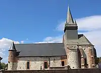 Vue latérale de l'église côté sud : une salle de refuge a été créée au-dessus du chœur qui est beaucoup plus haut que la nef.