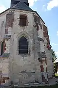 Le chevet de l'église, soutenu par six contreforts, est surmonté d'une salle de refuge.