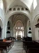 Vue dans le carré du transept depuis la nef.