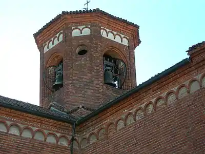 La tour élevée à la croisée du transept.