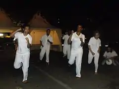 Élèves de BTS, adeptes du Moringue réunionnais lors d'une démonstration le 3 avril 2010, sur l'aire de repos de la plage de Saint-Pierre de La Réunion. Les gestuelles se rapportent aux danses tribales.