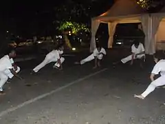 Tout combat commence par une cérémonie en cercle où chaque adepte caresse la terre.