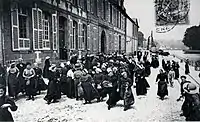 La sortie des cigarières de la Manufacture des tabacs de Morlaix (carte postale, vers 1900).