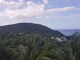 Vue sur le morne Machette depuis le hameau de Pigeon à Bouillante.