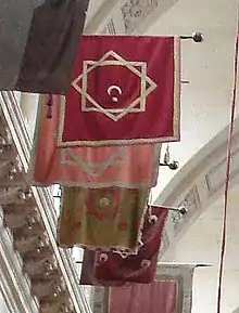 Vue d’une rangée de drapeaux marocains.