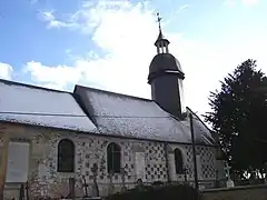 Église de la Sainte-Trinité et son if funéraire.