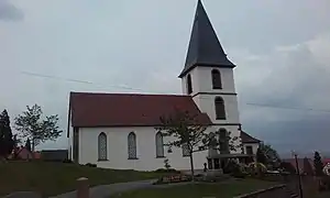 Église simultanée de la Toussaint et monument aux morts.