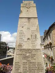 Monument aux morts de Mortain, avec impacts de balles et d'obus.