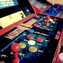 Une borne d'arcade décorée avec le logo de Mortal Kombat II