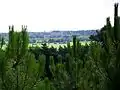 Vue sur le château de Vallière depuis le promontoire naturel de la Pierre Monconseil, au sud du parc Astérix qui apporte ses émissions sonores.