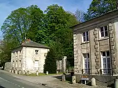 Pavillons d'entrée du château de Mortefontaine.