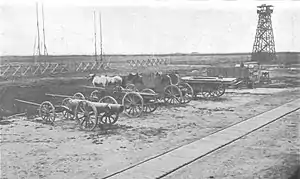 Vue général du train de voitures d'un mortier de 280 mm en position de transport.