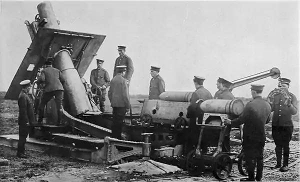 Servants du mortier Schneider de 280 mm aux postes de tir. Voir détail ci-dessous.