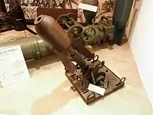Photo couleur de deux mortiers dans un musée.