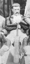 Photo noir et blanc de Morton Betts en tenue de cricket