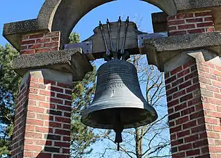 Les trois cloches: détail de la cloche gauche.