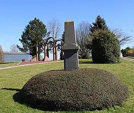 Monument hommage à Bonstant Ponchard, bienfaiteur de la commune.