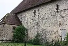 Mur nord de l'église Saint-Denis.