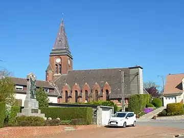 L'église et le monument aux morts.