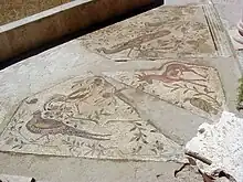 Fragments d'un pavement en mosaïque représentant 4 oiseaux et une antilope